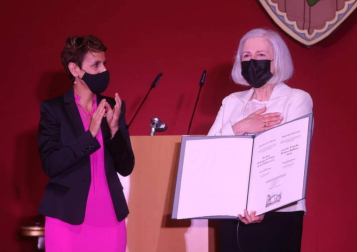 Teresa Catalán, en el momento de recibir el Príncipe de Viana.