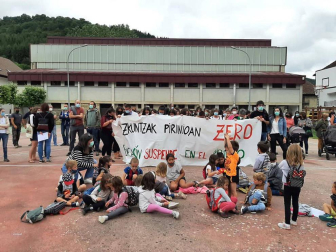 Las apymas del Pirineo han cerrado el curso con nuevas protestas en los centros de Garralda, Ochagavía y Roncal contra Educación para que devuelva a los alumnos de la zona el derecho a elegir centro educativo de Bachillerato en Pamplona.