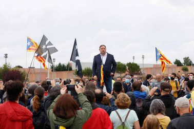 Los presos del procés han abandonado la cárcel pasadas las 12.00 horas de este miércoles después de que el Tribunal Supremo ha ordenado su excarcelación en aplicación del indulto parcial del Gobierno, que conmuta el tiempo que les quedaba por cumplir de las penas de entre nueve y trece años de prisión.