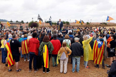 Los presos del procés han abandonado la cárcel pasadas las 12.00 horas de este miércoles después de que el Tribunal Supremo ha ordenado su excarcelación en aplicación del indulto parcial del Gobierno, que conmuta el tiempo que les quedaba por cumplir de las penas de entre nueve y trece años de prisión.