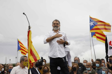 Los presos del procés han abandonado la cárcel pasadas las 12.00 horas de este miércoles después de que el Tribunal Supremo ha ordenado su excarcelación en aplicación del indulto parcial del Gobierno, que conmuta el tiempo que les quedaba por cumplir de las penas de entre nueve y trece años de prisión.