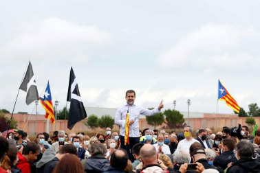 Los presos del procés han abandonado la cárcel pasadas las 12.00 horas de este miércoles después de que el Tribunal Supremo ha ordenado su excarcelación en aplicación del indulto parcial del Gobierno, que conmuta el tiempo que les quedaba por cumplir de las penas de entre nueve y trece años de prisión.