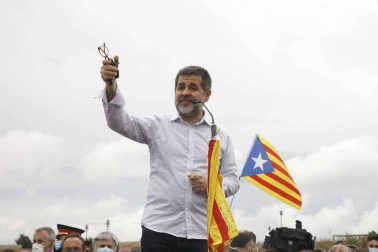 Los presos del procés han abandonado la cárcel pasadas las 12.00 horas de este miércoles después de que el Tribunal Supremo ha ordenado su excarcelación en aplicación del indulto parcial del Gobierno, que conmuta el tiempo que les quedaba por cumplir de las penas de entre nueve y trece años de prisión.