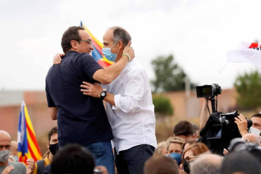 Los presos del procés han abandonado la cárcel pasadas las 12.00 horas de este miércoles después de que el Tribunal Supremo ha ordenado su excarcelación en aplicación del indulto parcial del Gobierno, que conmuta el tiempo que les quedaba por cumplir de las penas de entre nueve y trece años de prisión.