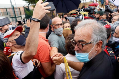 Los presos del procés han abandonado la cárcel pasadas las 12.00 horas de este miércoles después de que el Tribunal Supremo ha ordenado su excarcelación en aplicación del indulto parcial del Gobierno, que conmuta el tiempo que les quedaba por cumplir de las penas de entre nueve y trece años de prisión.