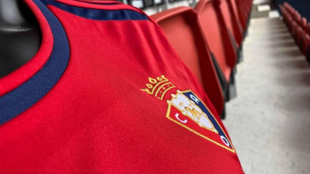 Osasuna ha presentado este miércoles la que será su primera equipación de cara a la próxima temporada 21/22, el capitán Oier Sanjurjo la ha anunciado en El Sadar.