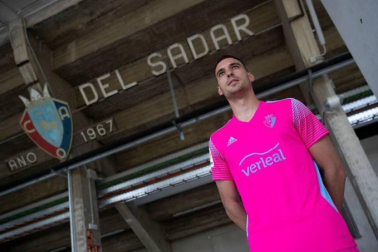 Osasuna ha presentado este miércoles la que será su primera equipación de cara a la próxima temporada 21/22, el capitán Oier Sanjurjo la ha anunciado en El Sadar.