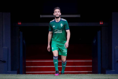Osasuna ha presentado este miércoles la que será su primera equipación de cara a la próxima temporada 21/22, el capitán Oier Sanjurjo la ha anunciado en El Sadar.