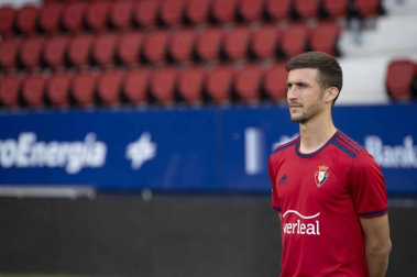 Osasuna ha presentado este miércoles la que será su primera equipación de cara a la próxima temporada 21/22, el capitán Oier Sanjurjo la ha anunciado en El Sadar.