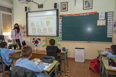Desde que los colegios comenzaron a poner a punto sus instalaciones en agosto hasta las pruebas finales de la EvAU, el curso 20-21 pasará a la historia como el de la covid. Meses de aulas confinadas, mascarillas, distancia y una lección de adaptación de alumnos y profesores