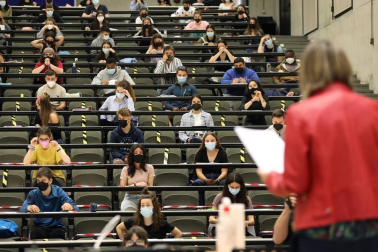 Desde que los colegios comenzaron a poner a punto sus instalaciones en agosto hasta las pruebas finales de la EvAU, el curso 20-21 pasará a la historia como el de la covid. Meses de aulas confinadas, mascarillas, distancia y una lección de adaptación de alumnos y profesores