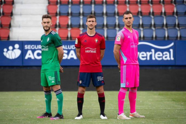 Osasuna ha presentado este miércoles la que será su primera equipación de cara a la próxima temporada 21/22, el capitán Oier Sanjurjo la ha anunciado en El Sadar.