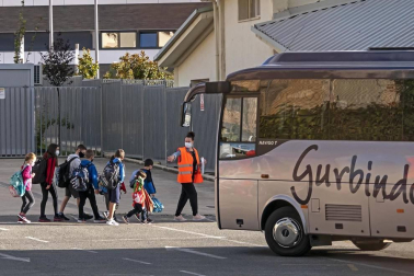 Desde que los colegios comenzaron a poner a punto sus instalaciones en agosto hasta las pruebas finales de la EvAU, el curso 20-21 pasará a la historia como el de la covid. Meses de aulas confinadas, mascarillas, distancia y una lección de adaptación de alumnos y profesores
