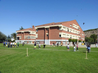 Desde que los colegios comenzaron a poner a punto sus instalaciones en agosto hasta las pruebas finales de la EvAU, el curso 20-21 pasará a la historia como el de la covid. Meses de aulas confinadas, mascarillas, distancia y una lección de adaptación de alumnos y profesores