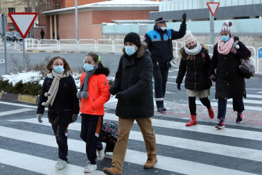 Desde que los colegios comenzaron a poner a punto sus instalaciones en agosto hasta las pruebas finales de la EvAU, el curso 20-21 pasará a la historia como el de la covid. Meses de aulas confinadas, mascarillas, distancia y una lección de adaptación de alumnos y profesores
