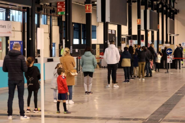 Desde que los colegios comenzaron a poner a punto sus instalaciones en agosto hasta las pruebas finales de la EvAU, el curso 20-21 pasará a la historia como el de la covid. Meses de aulas confinadas, mascarillas, distancia y una lección de adaptación de alumnos y profesores