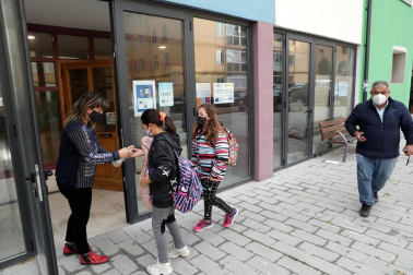 Desde que los colegios comenzaron a poner a punto sus instalaciones en agosto hasta las pruebas finales de la EvAU, el curso 20-21 pasará a la historia como el de la covid. Meses de aulas confinadas, mascarillas, distancia y una lección de adaptación de alumnos y profesores