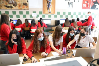 Desde que los colegios comenzaron a poner a punto sus instalaciones en agosto hasta las pruebas finales de la EvAU, el curso 20-21 pasará a la historia como el de la covid. Meses de aulas confinadas, mascarillas, distancia y una lección de adaptación de alumnos y profesores