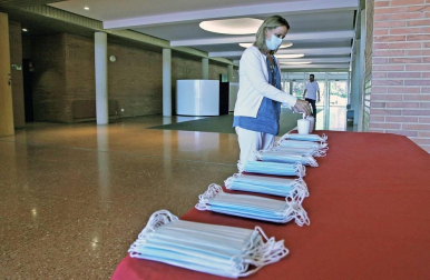 Desde que los colegios comenzaron a poner a punto sus instalaciones en agosto hasta las pruebas finales de la EvAU, el curso 20-21 pasará a la historia como el de la covid. Meses de aulas confinadas, mascarillas, distancia y una lección de adaptación de alumnos y profesores