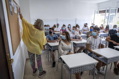 Desde que los colegios comenzaron a poner a punto sus instalaciones en agosto hasta las pruebas finales de la EvAU, el curso 20-21 pasará a la historia como el de la covid. Meses de aulas confinadas, mascarillas, distancia y una lección de adaptación de alumnos y profesores