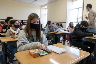 Desde que los colegios comenzaron a poner a punto sus instalaciones en agosto hasta las pruebas finales de la EvAU, el curso 20-21 pasará a la historia como el de la covid. Meses de aulas confinadas, mascarillas, distancia y una lección de adaptación de alumnos y profesores