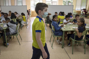 Desde que los colegios comenzaron a poner a punto sus instalaciones en agosto hasta las pruebas finales de la EvAU, el curso 20-21 pasará a la historia como el de la covid. Meses de aulas confinadas, mascarillas, distancia y una lección de adaptación de alumnos y profesores