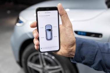 Fotos de los 7 elementos para revisar en un coche antes de salir de viaje. Un chequeo a tiempo puede ahorrarnos averías inesperadas, y lo más importante, tener un desplazamiento seguro.