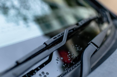 Fotos de los 7 elementos para revisar en un coche antes de salir de viaje. Un chequeo a tiempo puede ahorrarnos averías inesperadas, y lo más importante, tener un desplazamiento seguro.