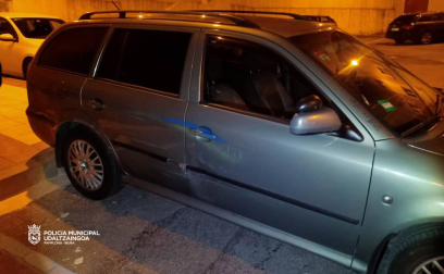 La Policía Municipal de Pamplona ha identificado la pasada madrugada a una madre, de 42 años y a su hijo, de 19, tras realizar pintadas en al menos 18 vehículos estacionados y en mobiliario urbano en el barrio de Santa María La Real.