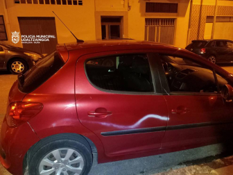 La Policía Municipal de Pamplona ha identificado la pasada madrugada a una madre, de 42 años y a su hijo, de 19, tras realizar pintadas en al menos 18 vehículos estacionados y en mobiliario urbano en el barrio de Santa María La Real.