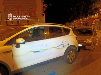 La Policía Municipal de Pamplona ha identificado la pasada madrugada a una madre, de 42 años y a su hijo, de 19, tras realizar pintadas en al menos 18 vehículos estacionados y en mobiliario urbano en el barrio de Santa María La Real.