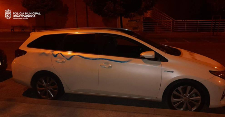 La Policía Municipal de Pamplona ha identificado la pasada madrugada a una madre, de 42 años y a su hijo, de 19, tras realizar pintadas en al menos 18 vehículos estacionados y en mobiliario urbano en el barrio de Santa María La Real.