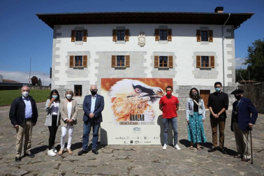 El quebrantahuesos conocido como Kiriku es el protagonista de la exposición "Aralar, la mirada de Kiriku", que se exhibe en Lekunberri y que acerca valores y patrimonio del paisaje de la sierra de Aralar y los valles de la zona, así como la evolución que ha tenido este entorno natural y cultural durante los últimos cien años.