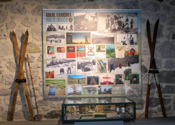 El quebrantahuesos conocido como Kiriku es el protagonista de la exposición "Aralar, la mirada de Kiriku", que se exhibe en Lekunberri y que acerca valores y patrimonio del paisaje de la sierra de Aralar y los valles de la zona, así como la evolución que ha tenido este entorno natural y cultural durante los últimos cien años.