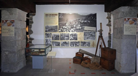 El quebrantahuesos conocido como Kiriku es el protagonista de la exposición "Aralar, la mirada de Kiriku", que se exhibe en Lekunberri y que acerca valores y patrimonio del paisaje de la sierra de Aralar y los valles de la zona, así como la evolución que ha tenido este entorno natural y cultural durante los últimos cien años.
