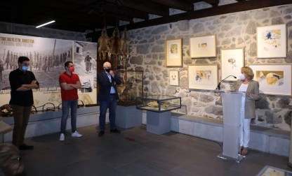 El quebrantahuesos conocido como Kiriku es el protagonista de la exposición "Aralar, la mirada de Kiriku", que se exhibe en Lekunberri y que acerca valores y patrimonio del paisaje de la sierra de Aralar y los valles de la zona, así como la evolución que ha tenido este entorno natural y cultural durante los últimos cien años.