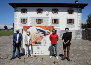 El quebrantahuesos conocido como Kiriku es el protagonista de la exposición "Aralar, la mirada de Kiriku", que se exhibe en Lekunberri y que acerca valores y patrimonio del paisaje de la sierra de Aralar y los valles de la zona, así como la evolución que ha tenido este entorno natural y cultural durante los últimos cien años.