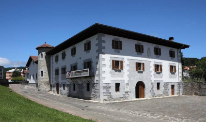 El quebrantahuesos conocido como Kiriku es el protagonista de la exposición "Aralar, la mirada de Kiriku", que se exhibe en Lekunberri y que acerca valores y patrimonio del paisaje de la sierra de Aralar y los valles de la zona, así como la evolución que ha tenido este entorno natural y cultural durante los últimos cien años.