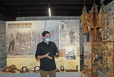 El quebrantahuesos conocido como Kiriku es el protagonista de la exposición "Aralar, la mirada de Kiriku", que se exhibe en Lekunberri y que acerca valores y patrimonio del paisaje de la sierra de Aralar y los valles de la zona, así como la evolución que ha tenido este entorno natural y cultural durante los últimos cien años.