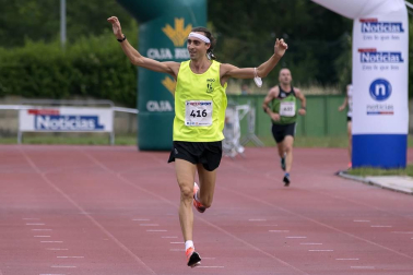 Abdelkader Algham y Ana Llorens ganan la prueba de 8 kilómetros, que tuvo 300 inscritos.