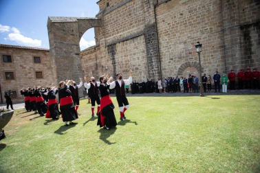 La presidenta de la Comunidad Foral ha presidido por primera vez el homenaje a los reyes y reinas del antiguo Reino de Navarra, celebrado este mediodía con representantes de las instituciones forales en el Monasterio San Salvador de Leyre.