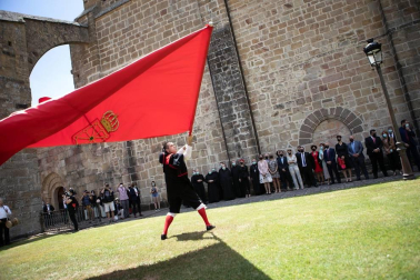 La presidenta de la Comunidad Foral ha presidido por primera vez el homenaje a los reyes y reinas del antiguo Reino de Navarra, celebrado este mediodía con representantes de las instituciones forales en el Monasterio San Salvador de Leyre.