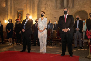 La presidenta de la Comunidad Foral ha presidido por primera vez el homenaje a los reyes y reinas del antiguo Reino de Navarra, celebrado este mediodía con representantes de las instituciones forales en el Monasterio San Salvador de Leyre.