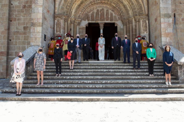 La presidenta de la Comunidad Foral ha presidido por primera vez el homenaje a los reyes y reinas del antiguo Reino de Navarra, celebrado este mediodía con representantes de las instituciones forales en el Monasterio San Salvador de Leyre.