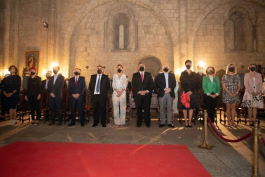 La presidenta de la Comunidad Foral ha presidido por primera vez el homenaje a los reyes y reinas del antiguo Reino de Navarra, celebrado este mediodía con representantes de las instituciones forales en el Monasterio San Salvador de Leyre.