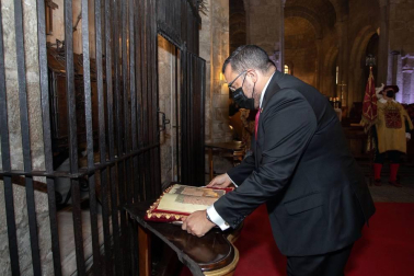 La presidenta de la Comunidad Foral ha presidido por primera vez el homenaje a los reyes y reinas del antiguo Reino de Navarra, celebrado este mediodía con representantes de las instituciones forales en el Monasterio San Salvador de Leyre.