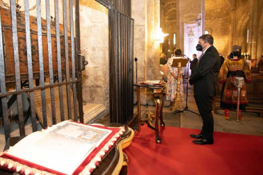 La presidenta de la Comunidad Foral ha presidido por primera vez el homenaje a los reyes y reinas del antiguo Reino de Navarra, celebrado este mediodía con representantes de las instituciones forales en el Monasterio San Salvador de Leyre.