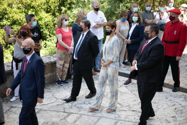 La presidenta de la Comunidad Foral ha presidido por primera vez el homenaje a los reyes y reinas del antiguo Reino de Navarra, celebrado este mediodía con representantes de las instituciones forales en el Monasterio San Salvador de Leyre.