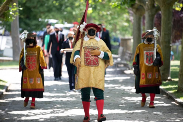 La presidenta de la Comunidad Foral ha presidido por primera vez el homenaje a los reyes y reinas del antiguo Reino de Navarra, celebrado este mediodía con representantes de las instituciones forales en el Monasterio San Salvador de Leyre.