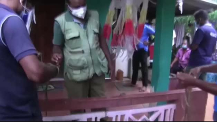 Una niña se encuentra con un cocodrilo de casi 3 metros al abrir la puerta de su casa en Sri Lanka